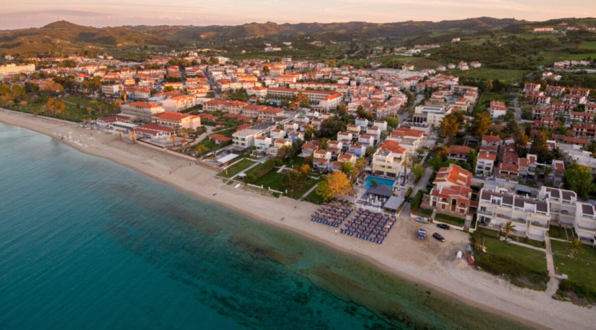 Aerial photo of Chaniotis, kassandra peninsula of Chalkidiki Инвестициите на българи в недвижими имоти в Халкидики: Привлекателни дестинации и възможности